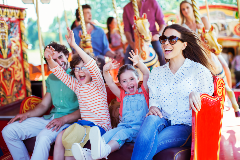 Familia en parque un parque de diversiones 